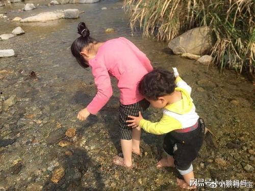 打猎捕鱼采山货，养活弟弟妹妹,一家人的自给自足生活