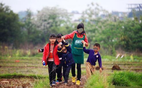 打猎捕鱼采山货，养活弟弟妹妹,一家人的自给自足生活  第3张
